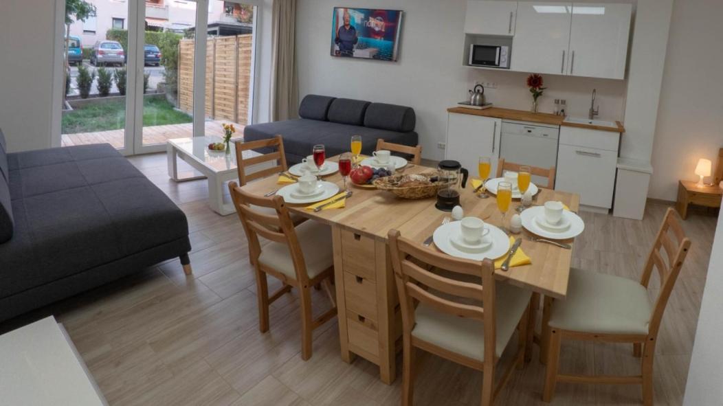 Eleonoras Ferienwohnung In Wuerzburg Stadt Mit Terrasse Im Erdgeschoss Inklusive Eigenen Parkplaetzen Vor Der Tuer Buitenkant foto